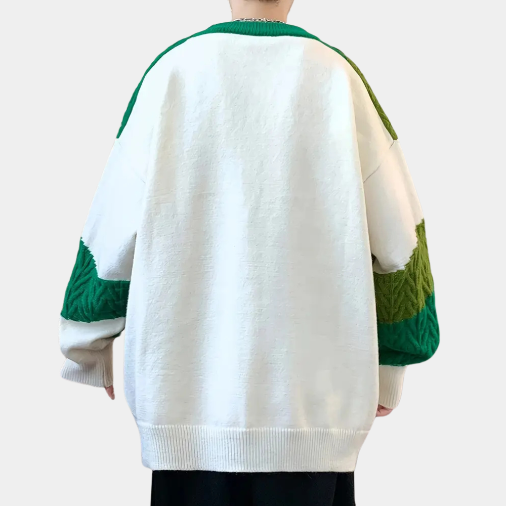 Oversized witte trui met groene en olijfgroene accenten, gebreid patroon op mouwen, unisex mode, casual streetwear, achterkant zicht.