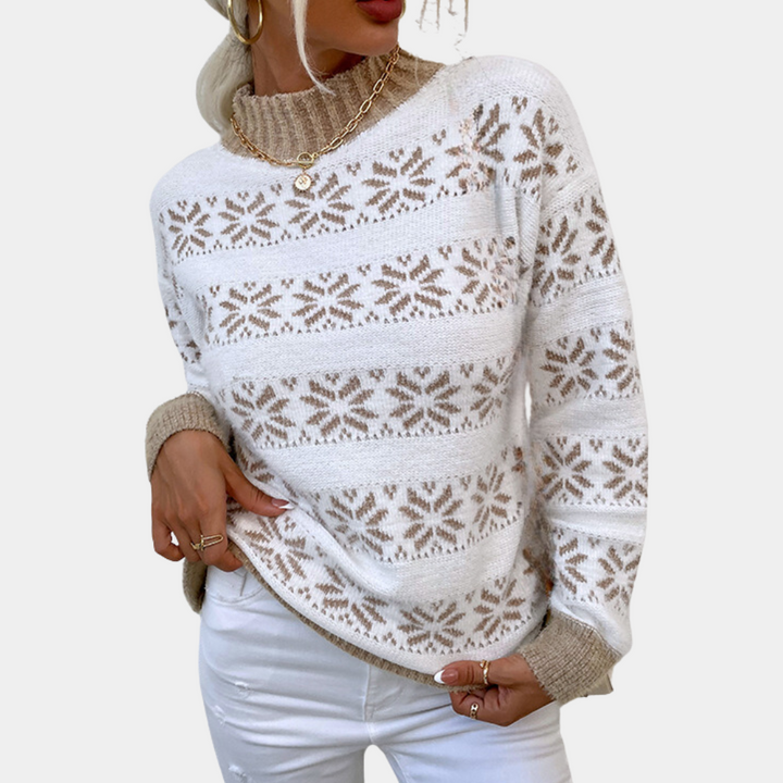 Vrouw draagt witte trui met beige sneeuwvlokpatroon, geribbelde kraag en manchetten. Modieuze winterkleding, casual stijl, damesmode.
