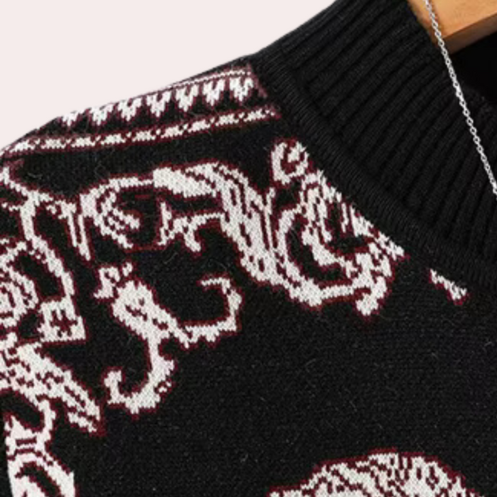 Zwart-witte gebreide trui met abstract patroon en geribbelde kraag, close-up. Modieuze herentrui, winterkleding, warme gebreide stof.