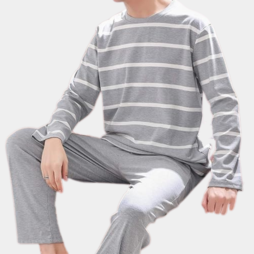 Grijs gestreept pyjama set voor heren, comfortabel en stijlvol, ideaal voor loungewear en nachtkleding. Perfect voor ontspannen avonden thuis.