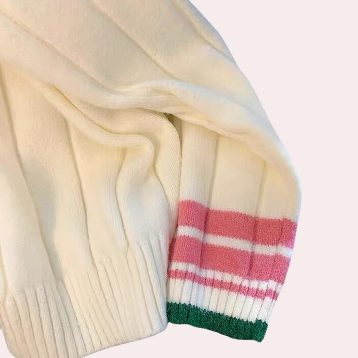 Witte gebreide trui met roze en groene strepen, zachte stof, modieuze dameskleding, herfst-winter collectie, comfortabele casual stijl.