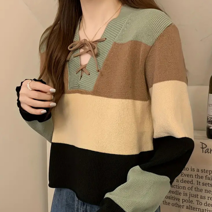 Damestrui met kleurblokken in groen, bruin, beige en zwart, v-hals met veterdetail. Modieuze herfstkleding, casual stijl.