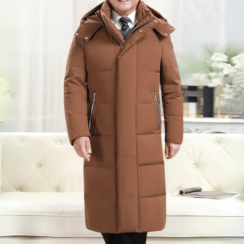 Bruine lange winterjas met capuchon voor heren, gewatteerd ontwerp, ritssluitingen, geschikt voor koude weersomstandigheden, stijlvolle en warme kleding.