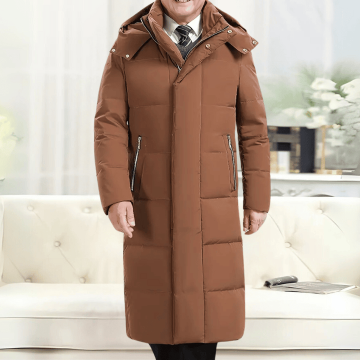Bruine lange winterjas met capuchon voor heren, gewatteerd ontwerp, ritssluitingen, geschikt voor koude weersomstandigheden, stijlvolle en warme kleding.