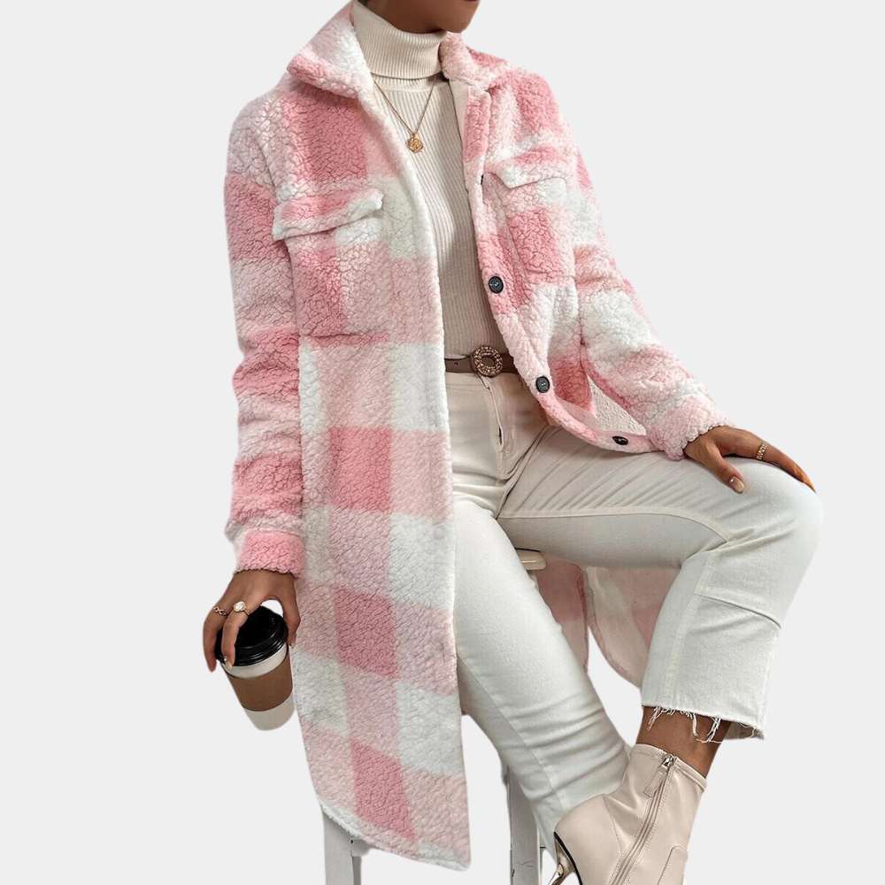 Roze en witte geruite teddyjas voor dames, gecombineerd met een witte coltrui en jeans. Modieuze winteroutfit, trendy en comfortabel.