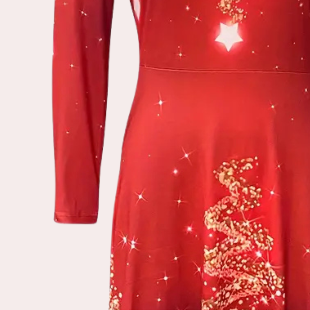 Rode kerstjurk met lange mouwen, versierd met een verlichte kerstboom en ster. Perfect voor feestelijke gelegenheden en kerstvieringen.