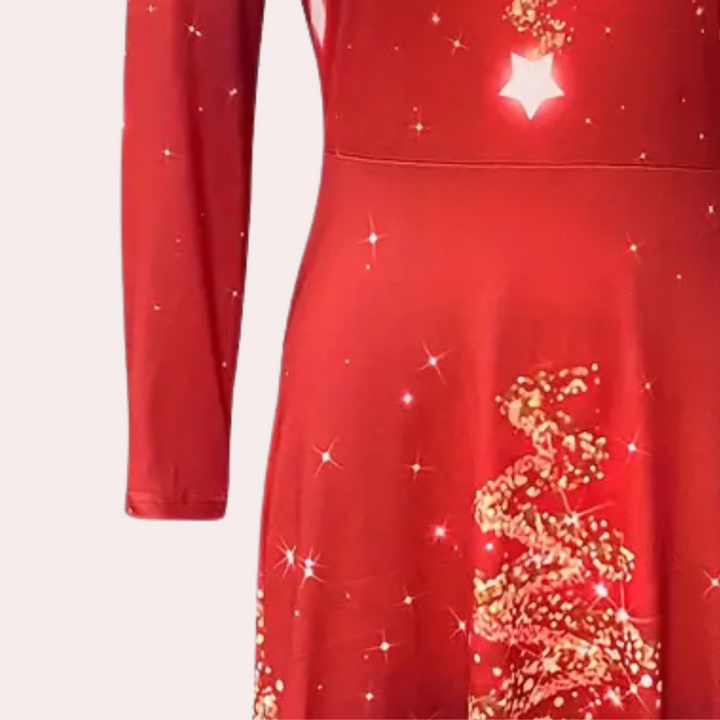 Rode kerstjurk met lange mouwen, versierd met een verlichte kerstboom en ster. Perfect voor feestelijke gelegenheden en kerstvieringen.