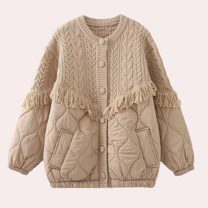 Beige gewatteerde jas met kabelbreisel en franjes, knoopsluiting, lange mouwen, trendy damesmode, herfst-winter kleding, comfortabele pasvorm.