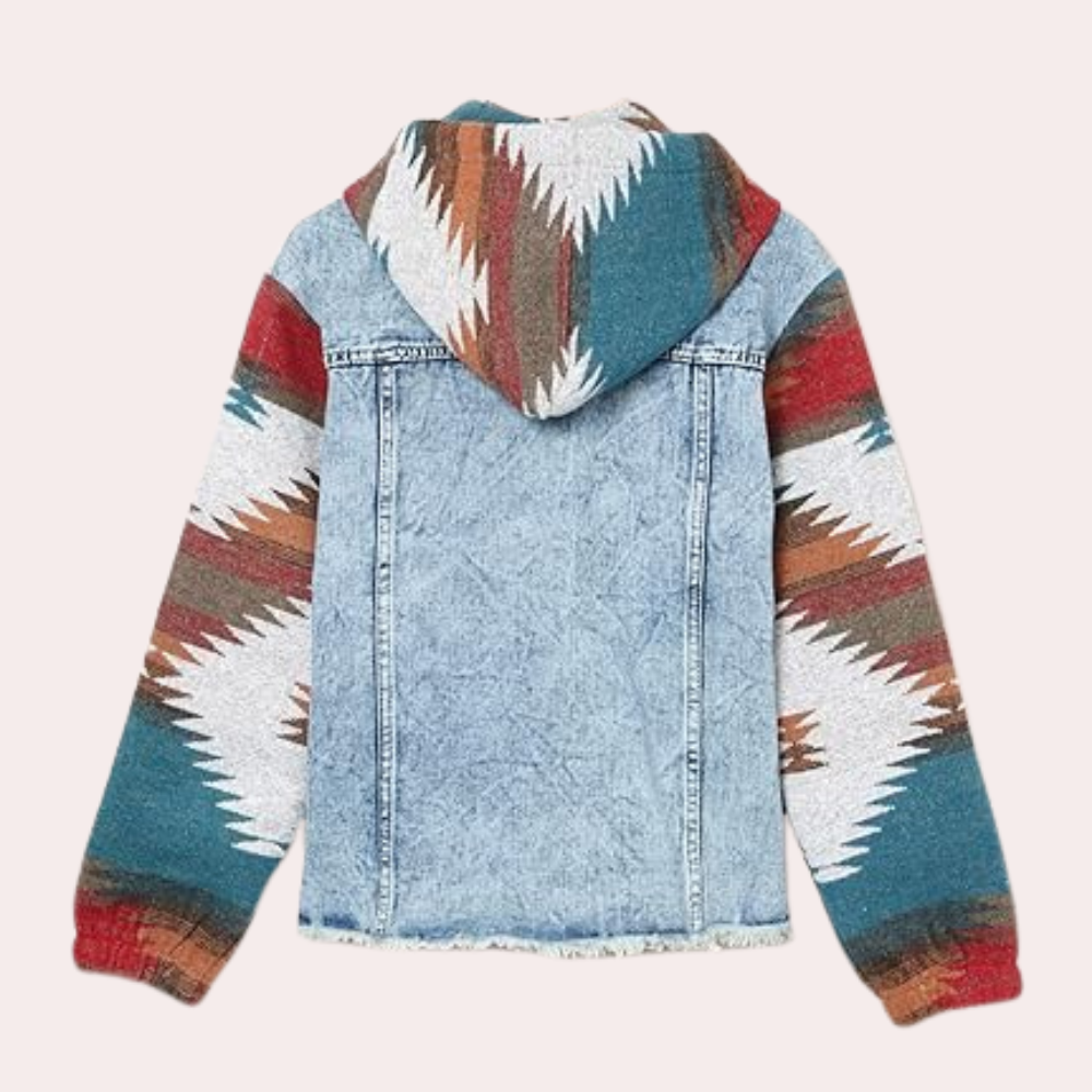 Denim jas met Azteekse print, capuchon en kleurrijke mouwen. Trendy herenmode, casual stijl, perfect voor herfst en winter.