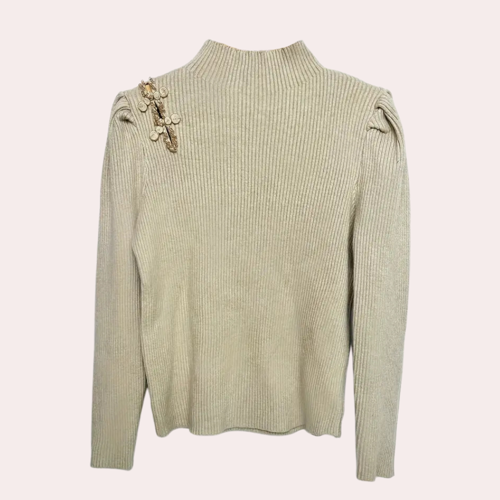 Beige gebreide trui met hoge hals en decoratieve bloemenapplicatie op de schouder, damesmode, herfst-winter kleding, stijlvolle casual outfit.
