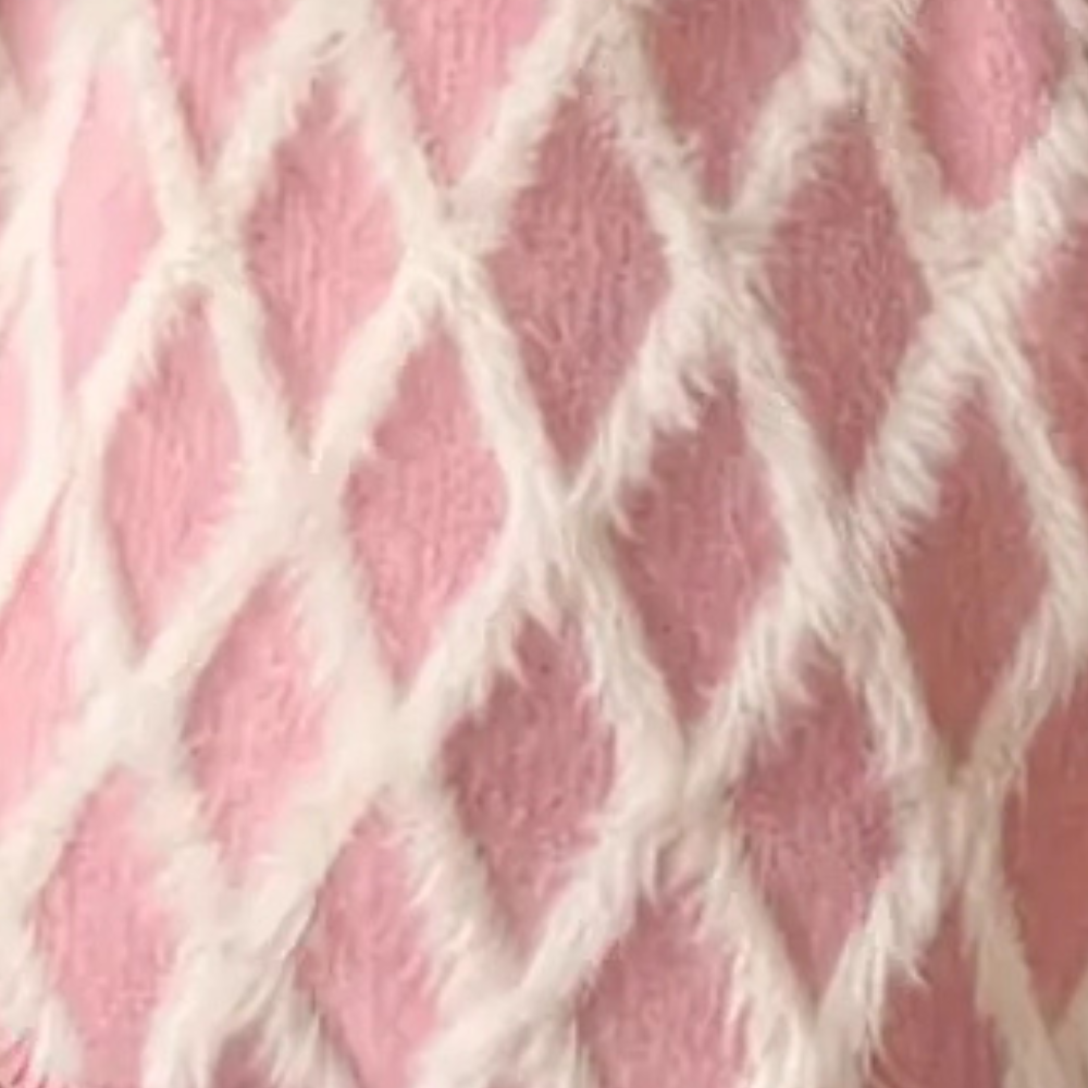 Roze en witte harige deken met ruitpatroon, zachte textuur, decoratief woonaccessoire, perfect voor slaapkamer of woonkamer inrichting.