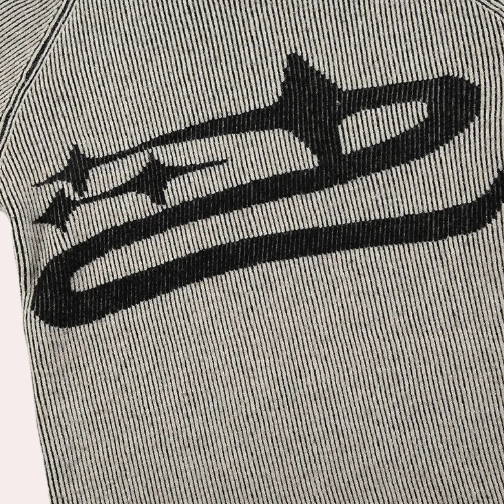 Grijs gestreept shirt met zwart abstract ontwerp, streetwear mode, katoenen stof, unisex kleding, trendy casual stijl, close-up textuur.