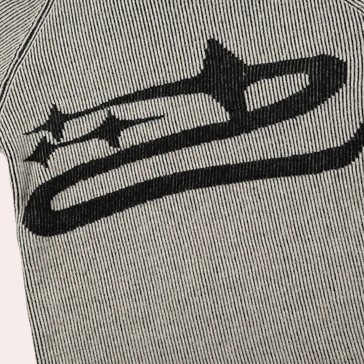 Grijs gestreept shirt met zwart abstract ontwerp, streetwear mode, katoenen stof, unisex kleding, trendy casual stijl, close-up textuur.