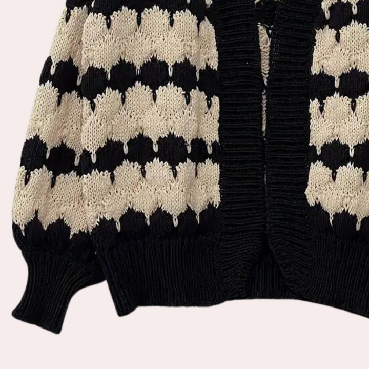 Zwart-witte gebreide trui met ruitpatroon, lange mouwen en geribbelde boorden. Modieuze dameskleding, herfst-winter stijl, comfortabele pasvorm.