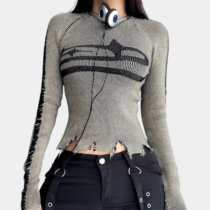Grijze geribbelde trui met zwart gestreept patroon, rafelige zoom en lange mouwen, gedragen door model met koptelefoon. Trendy damesmode.