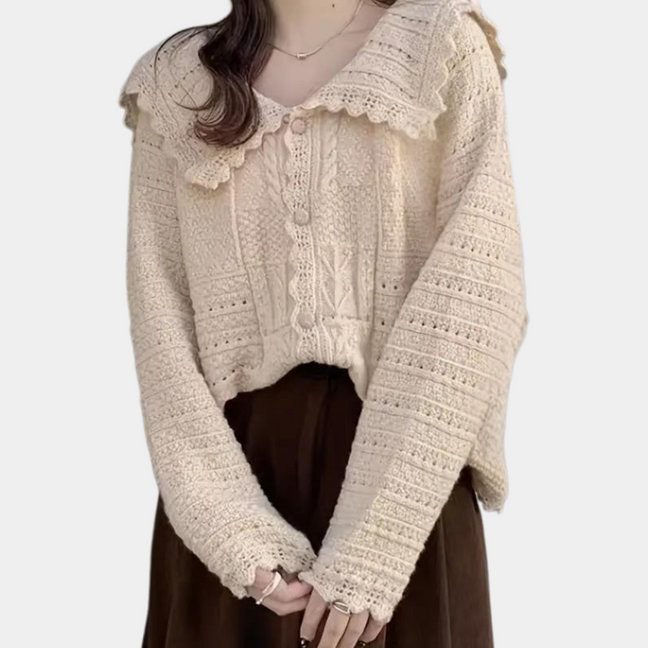 Beige gebreide trui met kanten kraag en knopen, damesmode, herfst-winter kleding, stijlvolle en warme outfit, casual chic look.