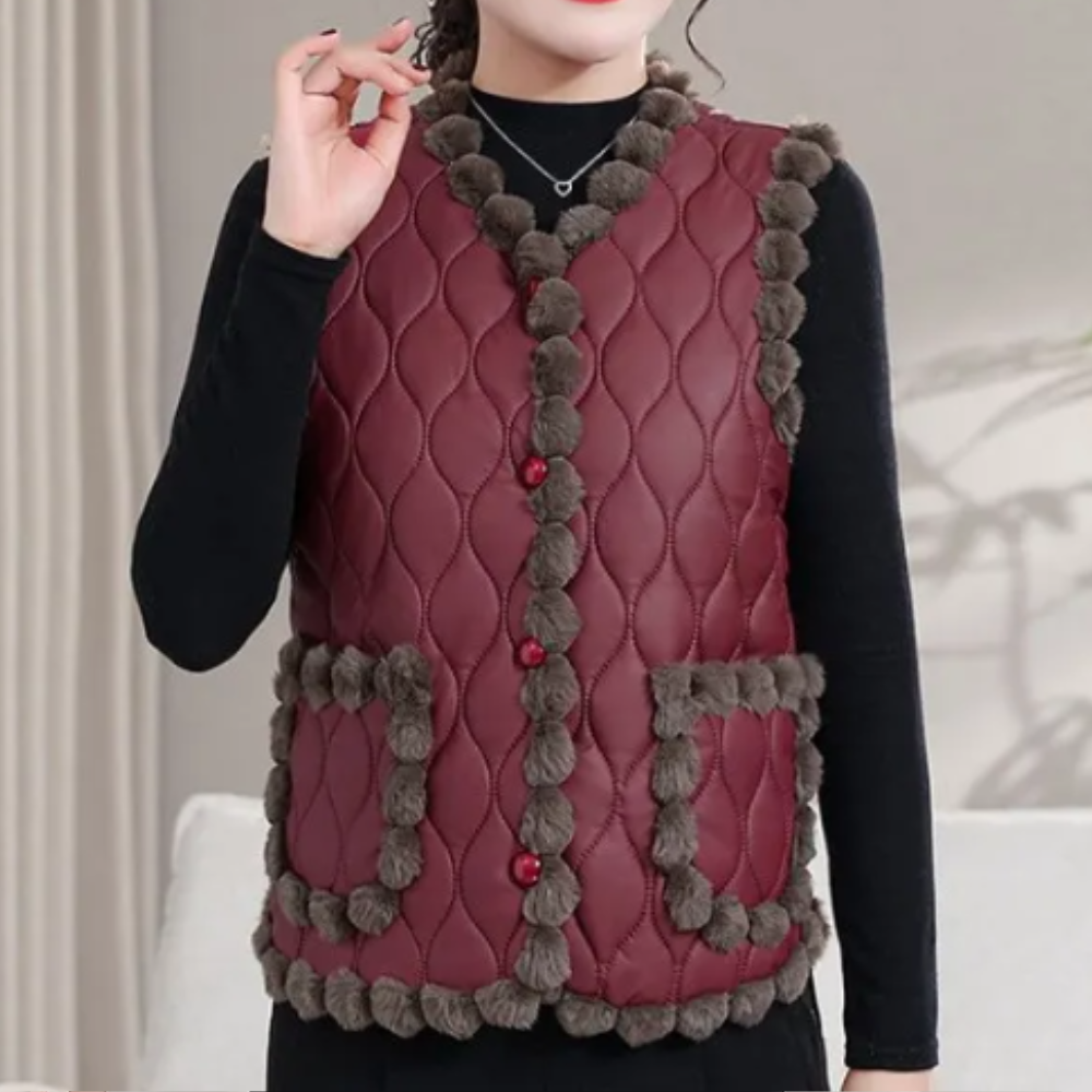 Dames winter bodywarmer, bordeauxrood met gewatteerd patroon en bruine pompons, stijlvolle en warme kleding voor koude dagen.