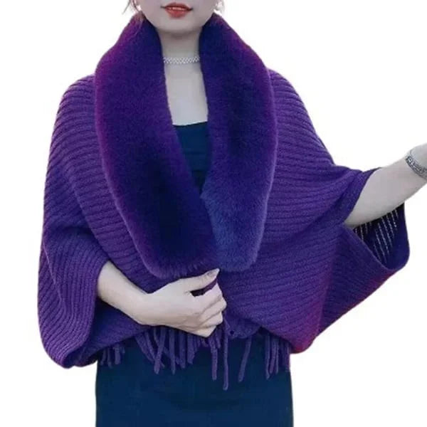 Paarse gebreide sjaal met bontkraag, gedragen door vrouw in avondjurk. Luxe winteraccessoire, elegant en stijlvol voor koude seizoenen.