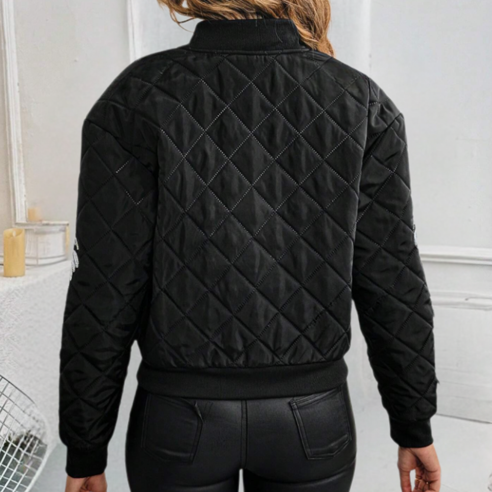 Zwarte gewatteerde bomberjack dames, achterkant, met ruitpatroon en geribbelde boorden, modieuze winterjas, casual streetwear stijl.