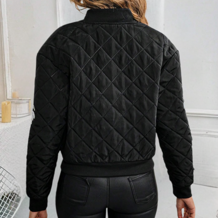 Zwarte gewatteerde bomberjack dames, achterkant, met ruitpatroon en geribbelde boorden, modieuze winterjas, casual streetwear stijl.