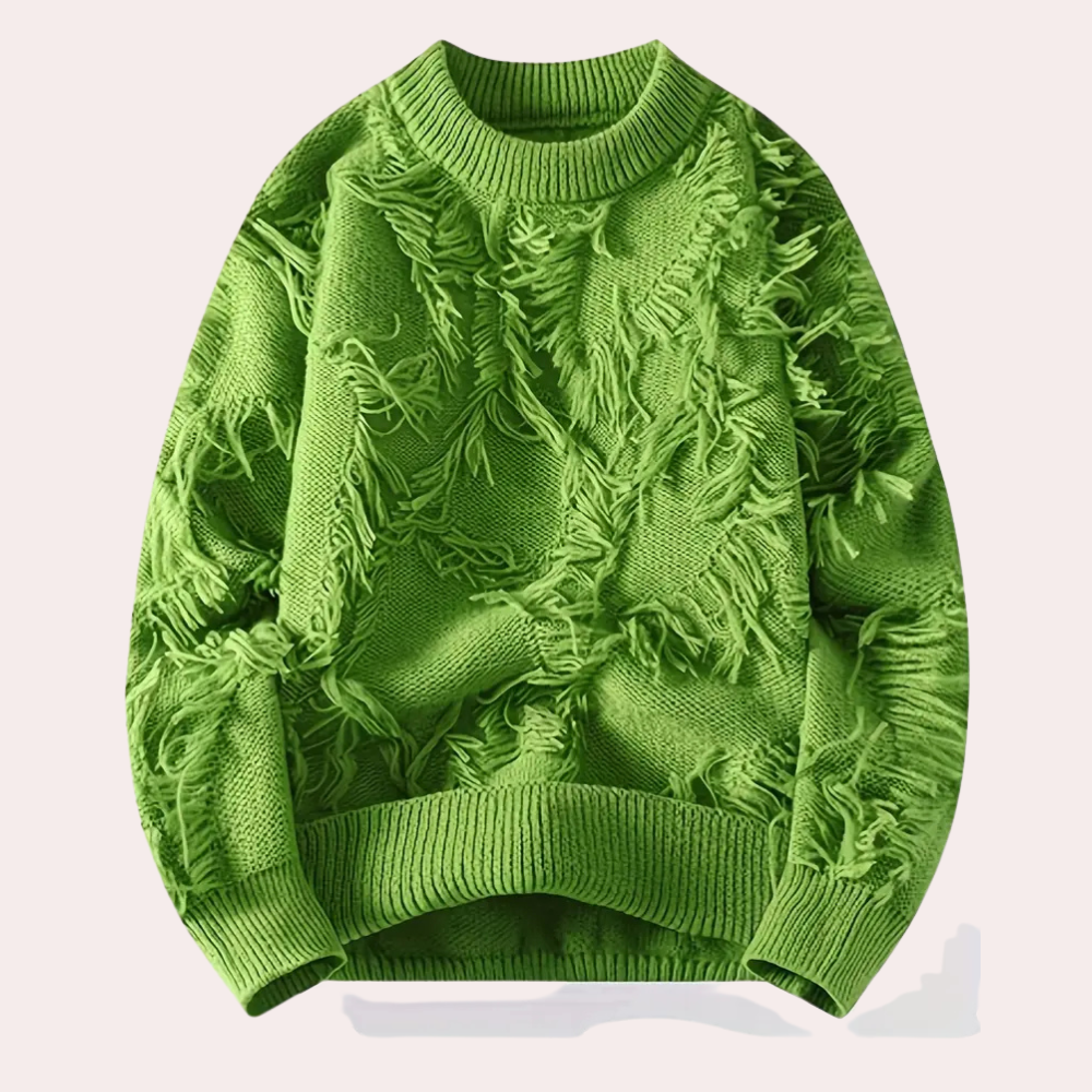 Felgroene trui met franjes, gebreid ontwerp, ronde hals en lange mouwen. Trendy herenkleding, comfortabele wintermode, opvallende textuur.