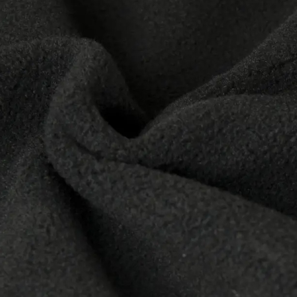 Zwarte fleece stof close-up, zachte textuur, ideaal voor warme kleding en dekens. Hoogwaardige, duurzame stof voor wintermode en interieur.
