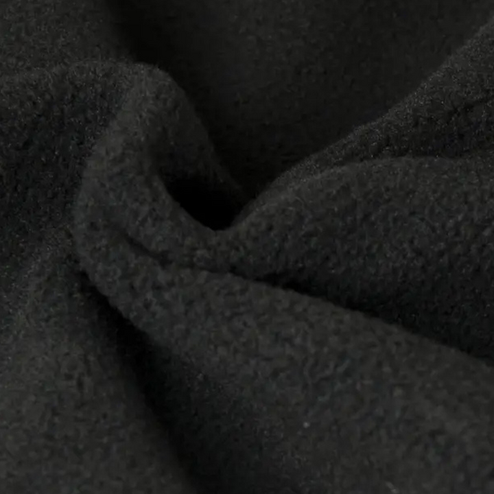 Zwarte fleece stof close-up, zachte textuur, ideaal voor warme kleding en dekens. Hoogwaardige, duurzame stof voor wintermode en interieur.