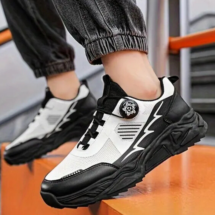 Modieuze zwart-witte sneakers met dikke zool, sportief design en opvallende details. Perfect voor casual en sportieve outfits.