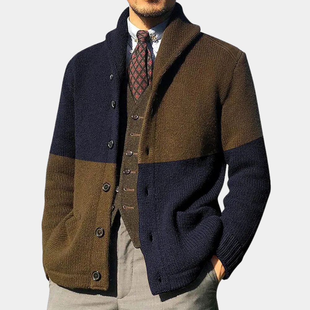 Man in stijlvolle, tweekleurige gebreide cardigan met bruine en marineblauwe strepen, gecombineerd met een geruite stropdas en grijze broek.