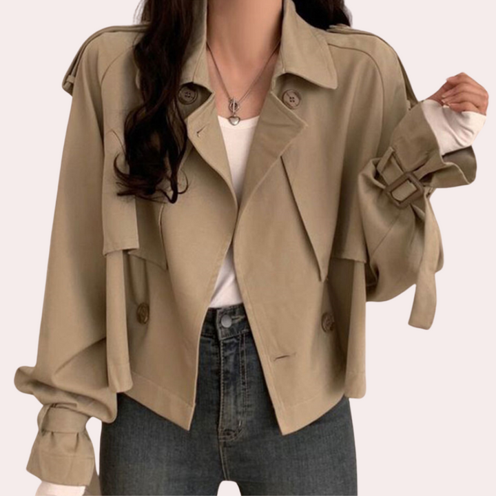 Beige oversized trenchcoat voor dames, modieus en casual, met riemdetails en knopen, perfect voor herfstmode. Trendy jas voor dagelijks gebruik.