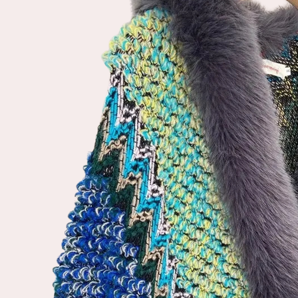 Kleurrijke gebreide trui met zigzagpatroon en grijze bontkraag, modieuze dameskleding, herfst-winter collectie, trendy en stijlvol design.