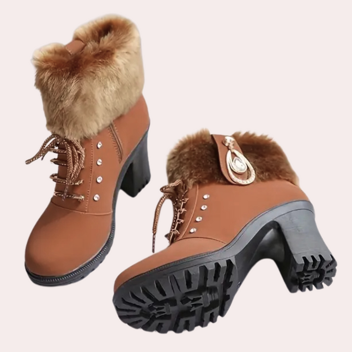 Bruine dameslaarzen met hoge hak, bontkraag en veters. Modieuze winterlaarzen, antislip zool, ideaal voor koude seizoenen.