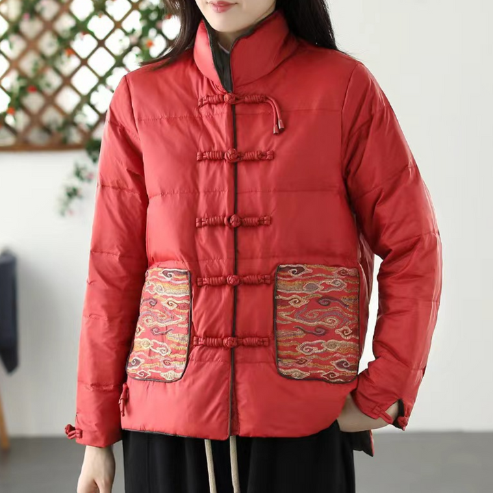 Rode gewatteerde jas met traditionele Chinese knopen en kleurrijke zakken, ideaal voor wintermode en casual stijl.