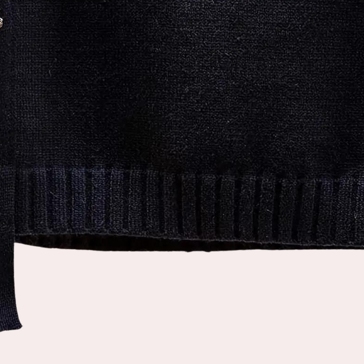 Zwarte wollen trui met geribbelde zoom, close-up. Hoogwaardige herenkleding, wintermode, warme truien, stijlvolle basics.