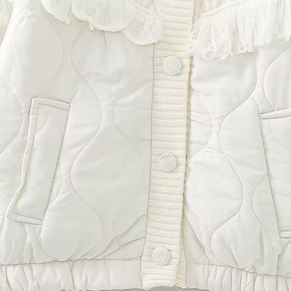 Witte gewatteerde jas met knopen en zakken, elegante textuur, wintermode, dameskleding, stijlvolle warme jas, trendy design.