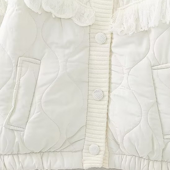 Witte gewatteerde jas met knopen en zakken, elegante textuur, wintermode, dameskleding, stijlvolle warme jas, trendy design.