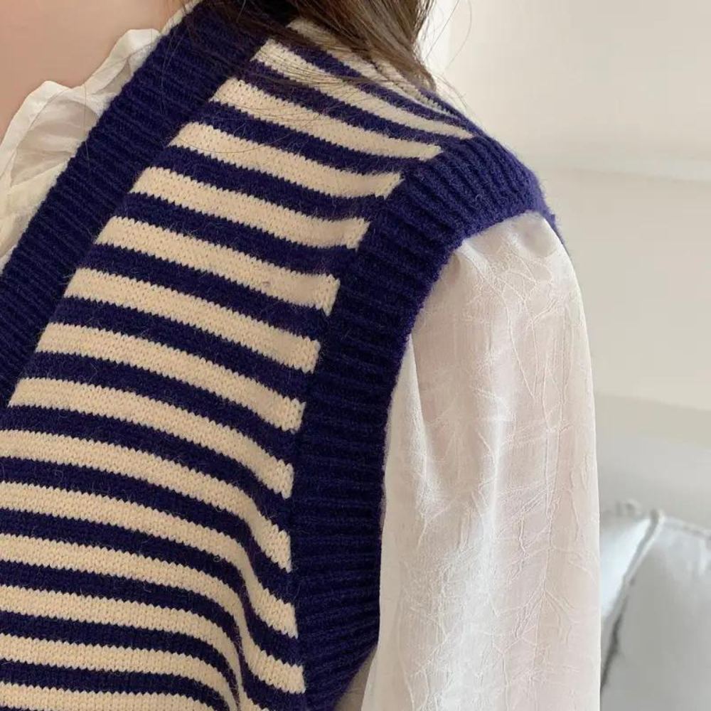 Damesmode: Gestreepte trui met donkerblauw en wit patroon, gebreid vest, stijlvolle casual outfit, herfstkleding, trendy dameskleding.