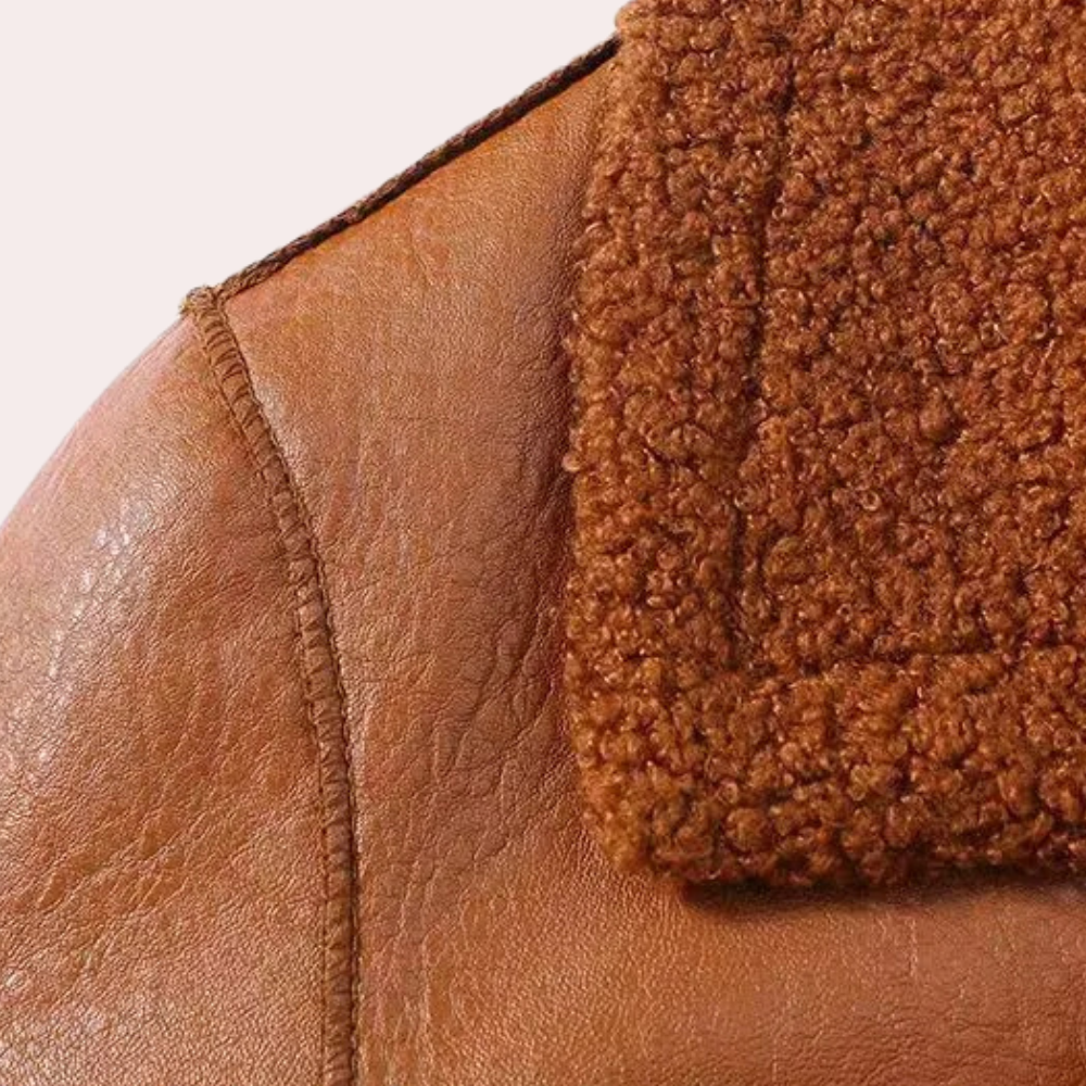 Bruine leren jas met schapenvacht kraag, close-up. Hoogwaardige wintermode, warme en stijlvolle jas voor heren en dames.