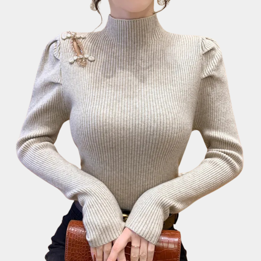 Grijze geribbelde damestrui met hoge hals en decoratieve broche, modieuze herfst- en winterkleding, elegant en stijlvol design.