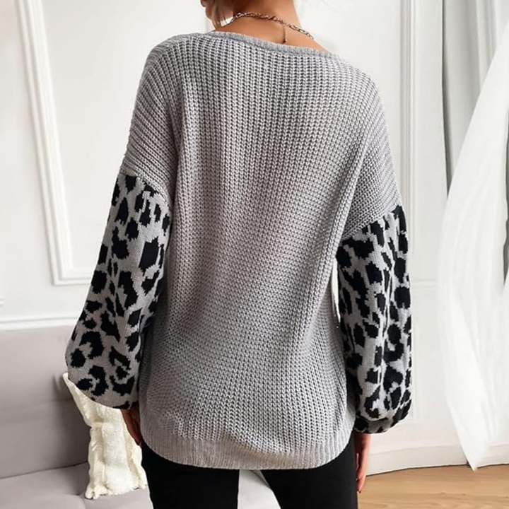Grijze trui met luipaardprint mouwen, damesmode, casual herfstkleding, gebreide stof, stijlvolle outfit, comfortabele pasvorm, trendy design.
