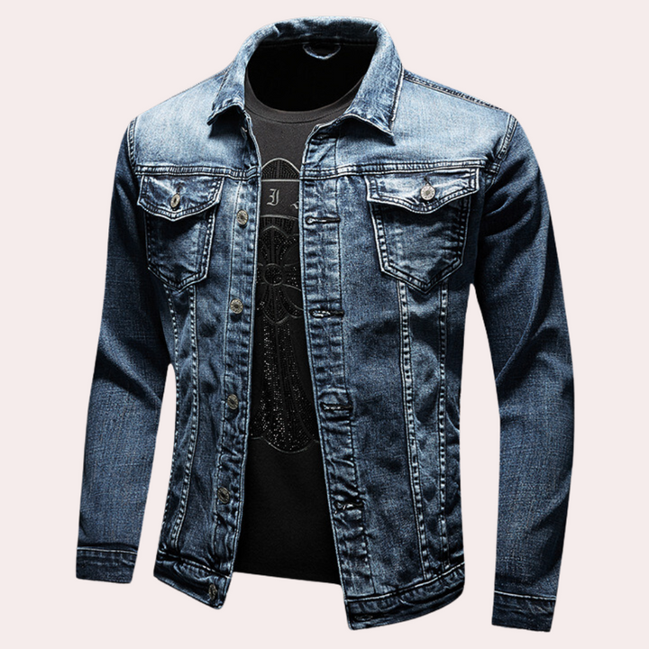 Blauwe denim spijkerjas voor heren met knoopsluiting en borstzakken, gedragen over een zwart T-shirt. Perfect voor casual en modieuze looks.