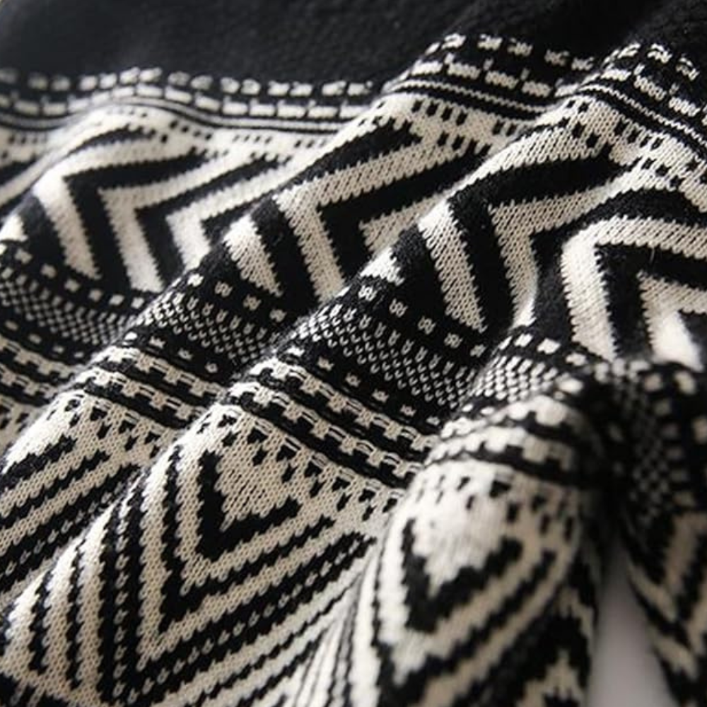 Zwart-witte gebreide trui met geometrisch patroon, Scandinavisch design, warme wintermode, close-up textuur, stijlvolle kleding.