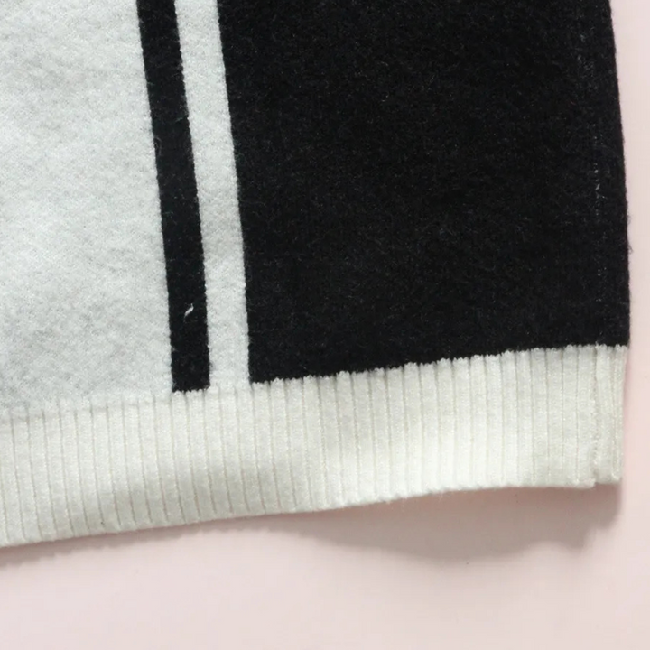 Zwart-witte wollen trui met ribgebreide zoom, minimalistisch design, warme winterkleding, hoogwaardige stof, stijlvolle herenkleding.