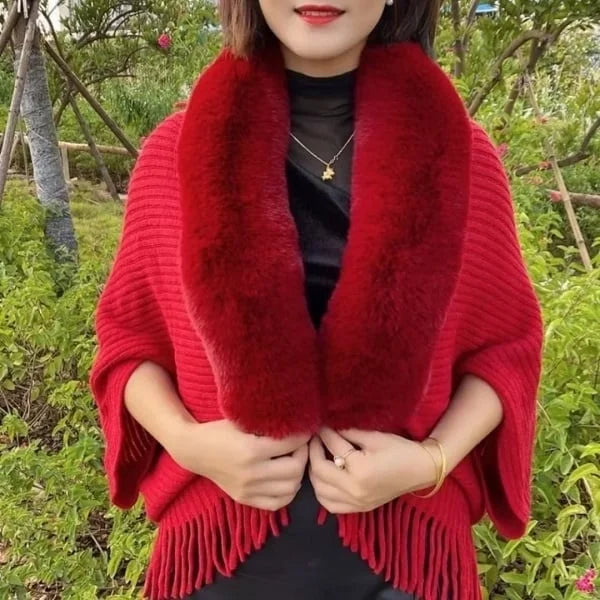 Vrouw draagt rode gebreide sjaal met bontkraag, stijlvolle wintermode, warme damesaccessoires, trendy kleding voor koude seizoenen.