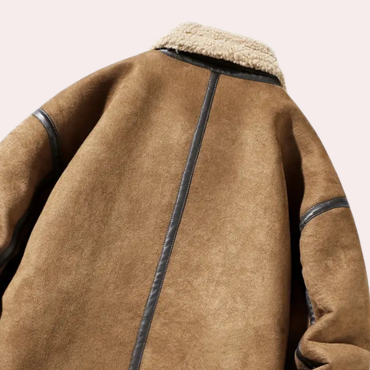 Bruine suède jas met schapenvacht kraag, leren accenten en naden. Stijlvolle winterjas voor heren, warme en modieuze buitenkleding.