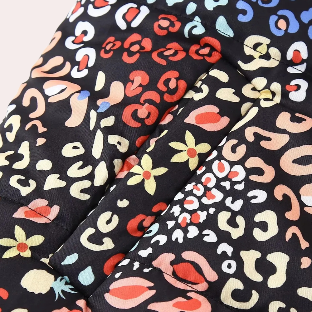 Stijlvolle zwarte jas met kleurrijke luipaardprint, ideaal voor modieuze winteroutfits. Trendy dameskleding, warme en comfortabele stof.