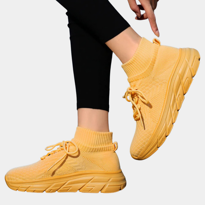 Gele sneakers met hoge sokachtige enkel, ademend mesh, dikke zool, comfortabele pasvorm, trendy damesmode, sportieve casual schoenen.
