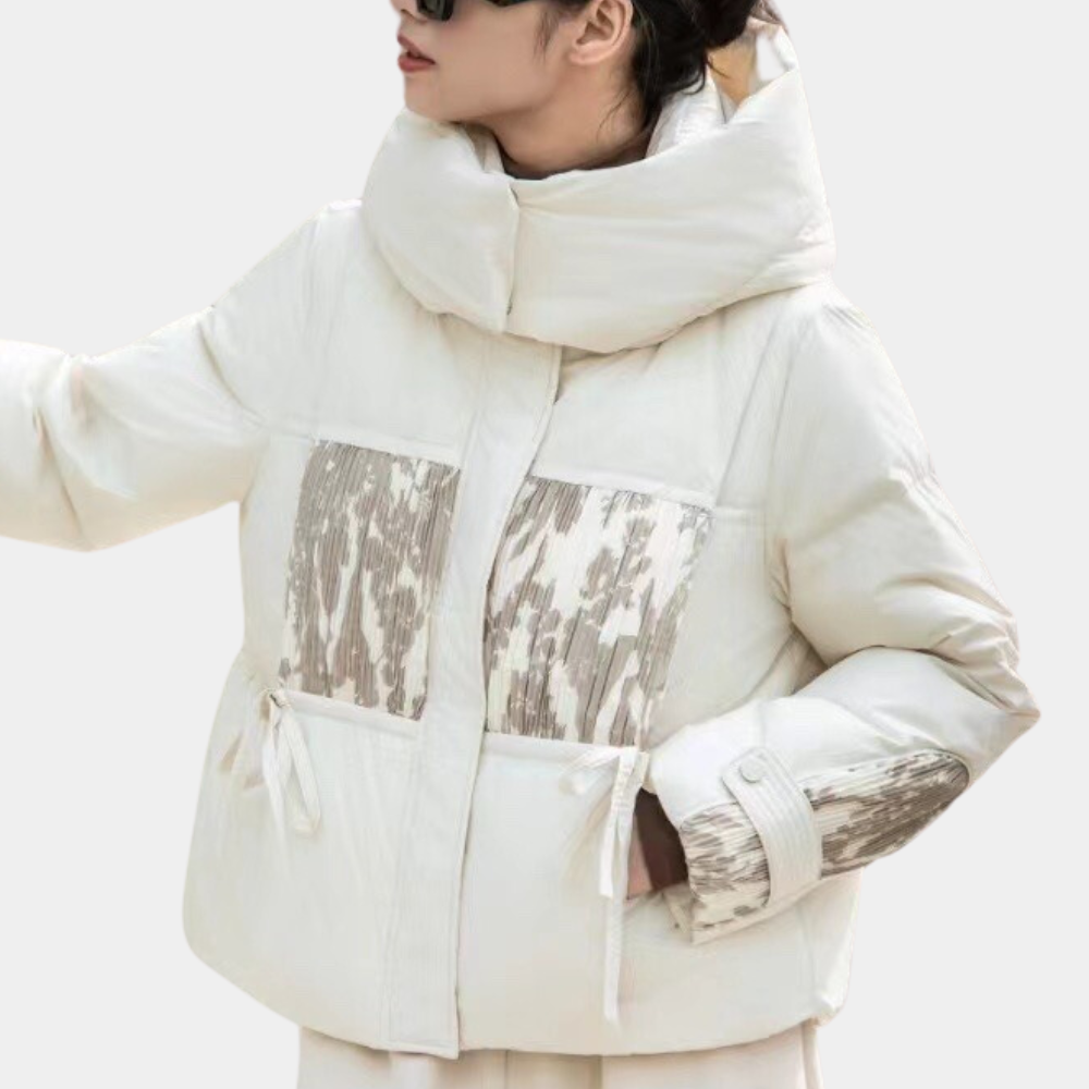 Witte gewatteerde winterjas met hoge kraag en abstract patroon, gedragen door vrouw. Modieuze damesjas, warme winterkleding, trendy design.