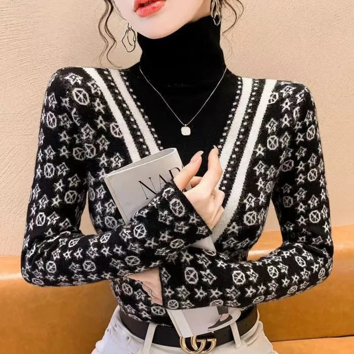 Vrouw in stijlvolle zwart-witte coltrui met geometrisch patroon, houdt een boek vast. Modieuze outfit, trendy dameskleding, herfstmode.