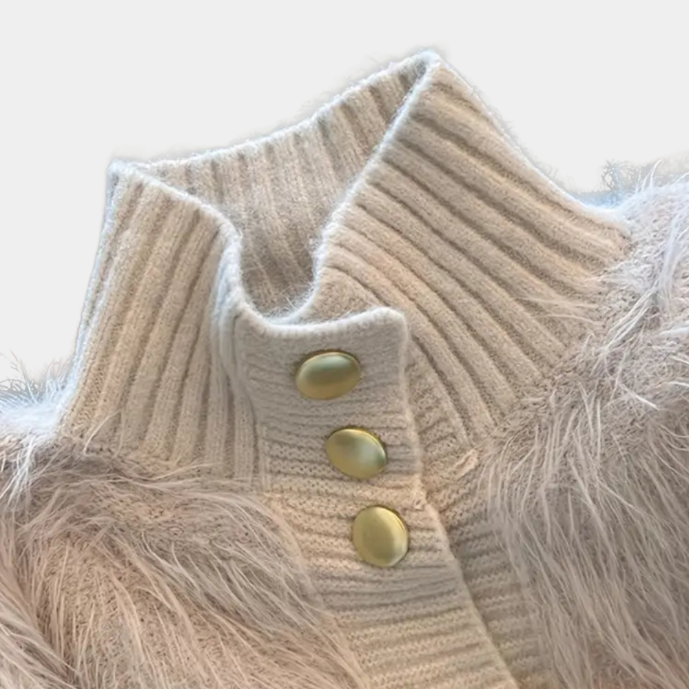 Gebreide beige trui met hoge kraag en drie gouden knopen, zachte textuur, modieuze dameskleding, herfst- en wintermode.